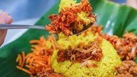 Siapapun dijamin ngiler melihat nasi kuning @update_medan. Ini nasi kuning khas Sulawesi dengan lauk ikan kencong, ayam semur, telur rebus dan ayam goreng. Foto: Instagram