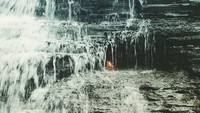 Air terjun menngalir deras, namun di baliknya ada api abadi. Api ini terus menyala, tak terganggu dengan derasnya air terjun (kaitlynrush__/Instagram)