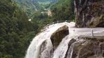 Ini Jalanan Paling Menakutkan di dunia, Melintasi Air Terjun