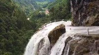 Mungkin sebagian dari Otolovers pernah melihatnya, tapi bagi yang belum jalanan yang satu ini bisa jadi jalanan paling menyeramkan di dunia. Foto: youtube