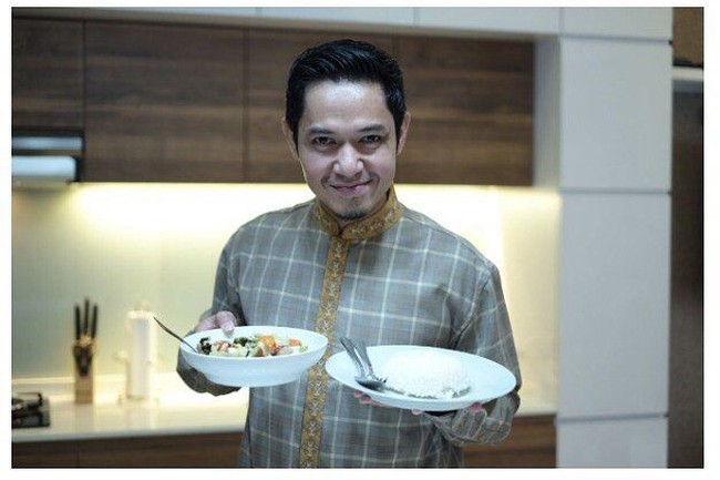 Gaya Makan Pangeran Abdul Mateen hingga Cara Dude Harlino Bersilaturahmi