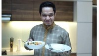 Semangkuk sayur capcay dan nasi hangat menemani Dude ketika makan malam di rumahnya. Foto: Instagram @dude2harlino