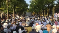 Terlihat di depan massa HTI ada sebuah layar besar. Mereka duduk rapi di depan layar tersebut.