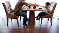 Dude Harlino merupakan pesinetron sekaligus aktor yang hobi menjalin silaturahmi. Makan bersama jadi caranya untuk menjalin keakraban dengan teman dan keluarga. Foto: Instagram @dude2harlino