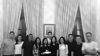 Rayakan ulang tahun, Gita diberikan kejutan manis oleh teman-teman terdekatnya dengan kue tart lengkap dengan lilin. Foto: Instagram @gitagut