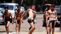 Keunikan dari permainan ini adalah pemain tidak boleh menggunakan kaki dan tangan untuk menggerakan bola, tetapi menggunakan pinggul, dada ataupun kepala. Gustavo Graf/ Reuters.
