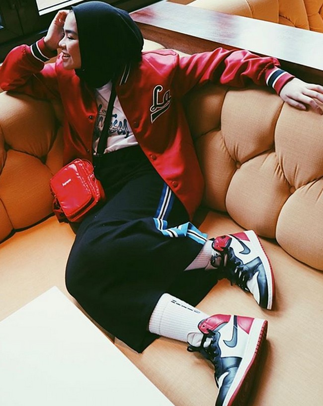 Kini, ia sedang mempersiapkan single terbarunya dan menjadi penyanyi solo. Belum diketahui genre lagu seperti apa yang akan dibawakan wanita berusia 21 tahun ini. Foto: Dok. Instagram/siviazizah