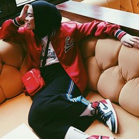 Kini, ia sedang mempersiapkan single terbarunya dan menjadi penyanyi solo. Belum diketahui genre lagu seperti apa yang akan dibawakan wanita berusia 21 tahun ini. Foto: Dok. Instagram/siviazizah