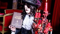 Kalau makan di kafe ini, Kamu akan dilayani oleh vampire. Eits bukan vampire sungguhan, tapi pelayan yang berdandan ala vampire. Foto: vampire cafe Ginza