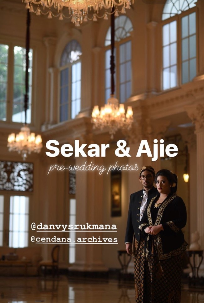 Putri bungsu Siti Hardiyanti Indra Rukmana atau yang biasa dikenal dengan nama Tutut Soeharto, Danvy Sekartaji Indri Haryanti Rukmana, tampil bak pasangan Jawa dalam pemotretan prewedding bersama pujaan hatinya  Ajie Sulistyo Dwi Putra Maryulis. Dalam foto tersebut wanita yang akrab disapa Sekar itu memakai kebaya beludru hitam yang dihiasi bordir emas dan kain batik cokelat. Sementara itu Ajie tampak mengenakan beskap hitam dengan kain yang sama dengan Sekar. Foto: Instagram/Cendana Archives