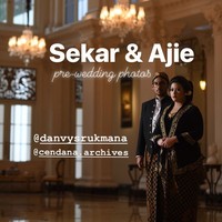 Putri bungsu Siti Hardiyanti Indra Rukmana atau yang biasa dikenal dengan nama Tutut Soeharto, Danvy Sekartaji Indri Haryanti Rukmana, tampil bak pasangan Jawa dalam pemotretan prewedding bersama pujaan hatinya  Ajie Sulistyo Dwi Putra Maryulis. Dalam foto tersebut wanita yang akrab disapa Sekar itu memakai kebaya beludru hitam yang dihiasi bordir emas dan kain batik cokelat. Sementara itu Ajie tampak mengenakan beskap hitam dengan kain yang sama dengan Sekar. Foto: Instagram/Cendana Archives