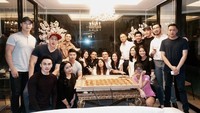 Pizza peperoni berukuran besar, jadi menu makan malam praktis dari Gita Gutawa ketika berkumpul bersama teman-temannya. Foto: Instagram @gitagut