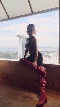 Gaya Jessica Iskandar Pakai Boots Merah Rp 22 Juta Nonton Konser Bruno Mars