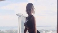 Jessica Iskandar pun mengunggah gaya penampilannya yang seksi dengan busana hitam dan boots merah tinggi. (Dok. Instagram/inijedar)