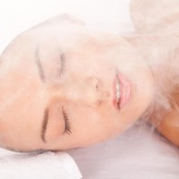 Steamer atau mesin uap muncul di awal 1960-an sebagai cara lain untuk menghilangkan jerawat. Steamer yang bisa digunakan di rumah ini berfungsi melembapkan kulit, membuka pori-pori sehingga menghilangkan penyumbatan pada kulit yang menyebabkan jerawat. Foto: Thinkstock