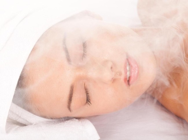 Steamer atau mesin uap muncul di awal 1960-an sebagai cara lain untuk menghilangkan jerawat. Steamer yang bisa digunakan di rumah ini berfungsi melembapkan kulit, membuka pori-pori sehingga menghilangkan penyumbatan pada kulit yang menyebabkan jerawat. Foto: Thinkstock