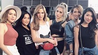 Jessica Iskandar bersama Girl Squad seperti Nia Ramadhani hingga Rozma Suhardi tampak menyaksikan konser Bruno Mars di Singapura pada akhir pekan lalu. (Dok. Instagram/inijedar)