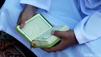 Mereka juga khusyuk melantunkan ayat-ayat suci Al Quran.