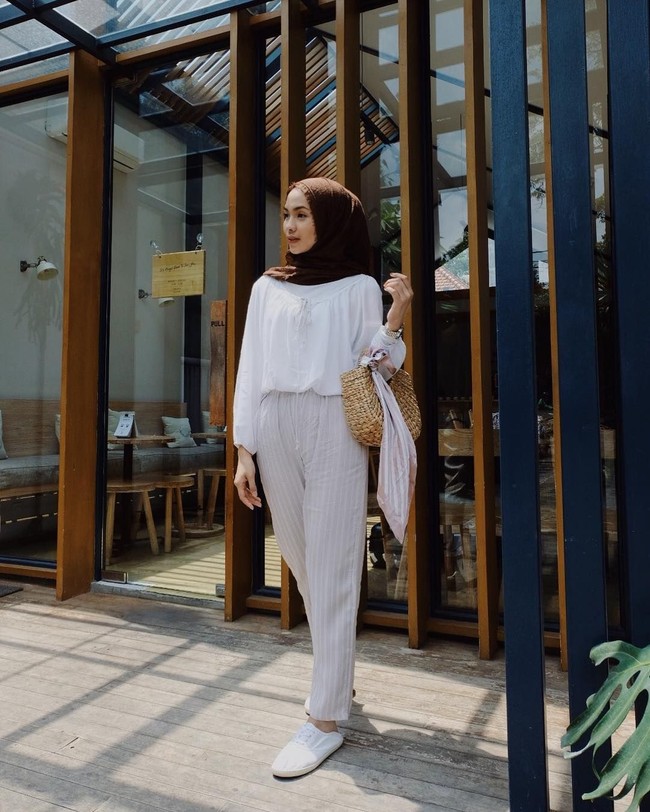 Untuk kamu yang malu-malu, contek gaya OOTD Fita yang satu ini. Bersandarlah di dinding, tekuk salah satu kaki. Biarkan mata melihat ke bawah dan simpan tangan di hijabmu. Foto: Instagram Fita Wulansari