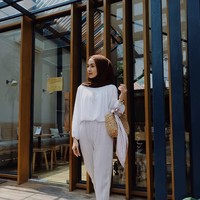 Untuk kamu yang malu-malu, contek gaya OOTD Fita yang satu ini. Bersandarlah di dinding, tekuk salah satu kaki. Biarkan mata melihat ke bawah dan simpan tangan di hijabmu. Foto: Instagram Fita Wulansari