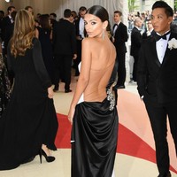 Gaun backless Prabal Gurung yang membungkus tubuh seksi Emily Ratajkowski sukses mengalihkan perhatian di MET Gala 2016. (Foto: Getty Images)