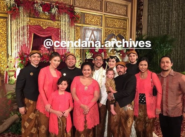 Seluruh cucu dan cicit Presiden Soeharto terlihat menghadiri pernikahan Sekar dan Ajie. Saat akad nikah, mereka memakai seragam kebaya bewarna coral untuk yang wanita. Tampak di foto ini di antaranya putra Prabowo Subianto dan Titiek Soeharo, Didit Hediprasetyo, putri Bambang Trihatmodjo, Gendis dan putri Ari Sigit, Putri Aryanti Haryowibowo. Foto: Instagram/Cendana Archives