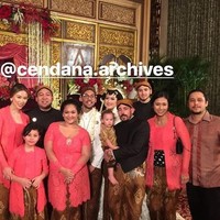 Seluruh cucu dan cicit Presiden Soeharto terlihat menghadiri pernikahan Sekar dan Ajie. Saat akad nikah, mereka memakai seragam kebaya bewarna coral untuk yang wanita. Tampak di foto ini di antaranya putra Prabowo Subianto dan Titiek Soeharo, Didit Hediprasetyo, putri Bambang Trihatmodjo, Gendis dan putri Ari Sigit, Putri Aryanti Haryowibowo. Foto: Instagram/Cendana Archives