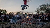 Festival Kakava merupakan sebuah perayaan menyambut musim semi yang rutin diselanggarakan tiap tahun oleh Komunitas Roma di Turki. Chris McGrath/Getty Images.