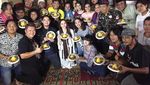 Makan Bersama Teman dan Keluarga Jadi Cara Dude Harlino Bersilaturahmi