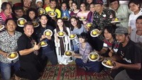 Paket nasi kuning tumpeng dan lauk komplet, jadi menu Dude dan teman-temannya ketika ngumpul sekaligus menjalin silaturahmi. Foto: Instagram @dude2harlino