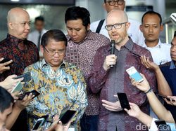 Kenakan Batik, Bos Facebook Temui Menkominfo