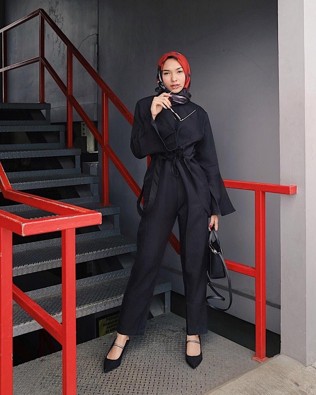 Fita Wulansari selalu tampil stylish di kesehariannya. Ia juga sering foto OOTD dengan bermacam banyak gaya. Pose ini misalnya. Ia membuka kakinya dan menarik badannya hingga bertumpu pinggang kanan. Tak lupa, wajahnya fierce menatap kamera. Foto: Instagram Fita Wulansari