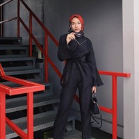 Fita Wulansari selalu tampil stylish di kesehariannya. Ia juga sering foto OOTD dengan bermacam banyak gaya. Pose ini misalnya. Ia membuka kakinya dan menarik badannya hingga bertumpu pinggang kanan. Tak lupa, wajahnya fierce menatap kamera. Foto: Instagram Fita Wulansari