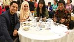Makan Bersama Teman dan Keluarga Jadi Cara Dude Harlino Bersilaturahmi