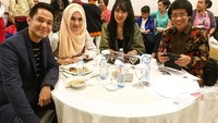 Bersama dengan Kak Seto, Dude dan Alyssa menikmati makan malam bersama dalam acara jamuan makan malam. Foto: Instagram @dude2harlino