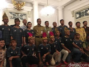 Anies-Yuni Shara Lepas Kontingen Piala Dunia Anak Jalanan ke Rusia