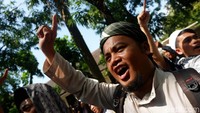 Massa berteriak khilafah saat hakim memutuskan mengesahkan pembubaran Hizbut Tahrir Indonesia (HTI).