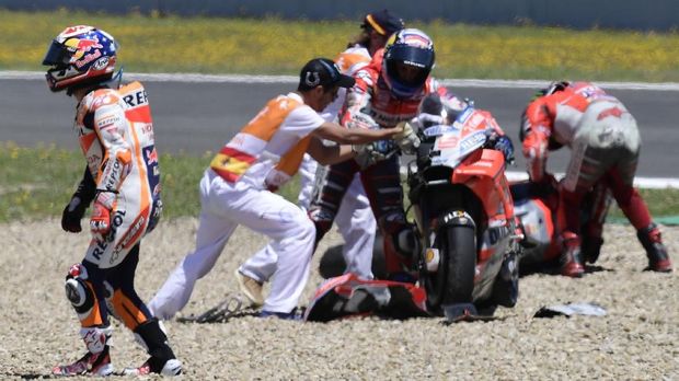 Dani Pedrosa (kiri) mengalami kecelakaan di MotoGP Spanyol karena kesulitan menguasai motor Honda.