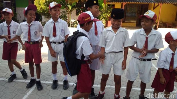 Bocah Lamongan yang Rawat Ibunya Akhirnya Sekolah Lagi