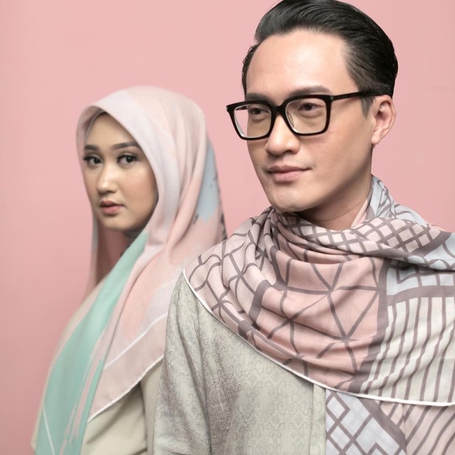 Hampir semua scarf pada koleksi pertamanya itu didominasi warna ‘millenial’ pink yang juga sempat populer satu tahun terakhir. Mood keseluruhan warnanya pun begitu lembut seperti paduan warna broken white, khaki, dan dusty perple. Foto: Instagram/Pelangiasmara.id