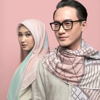 Hampir semua scarf pada koleksi pertamanya itu didominasi warna ‘millenial’ pink yang juga sempat populer satu tahun terakhir. Mood keseluruhan warnanya pun begitu lembut seperti paduan warna broken white, khaki, dan dusty perple. Foto: Instagram/Pelangiasmara.id