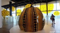 Siapa yang tak kenal dengan motif polkadot Yayoi Kusama? Karyanya menjamur ke seluruh penjuru dunia.  Foto: (Agnes/detikhot)