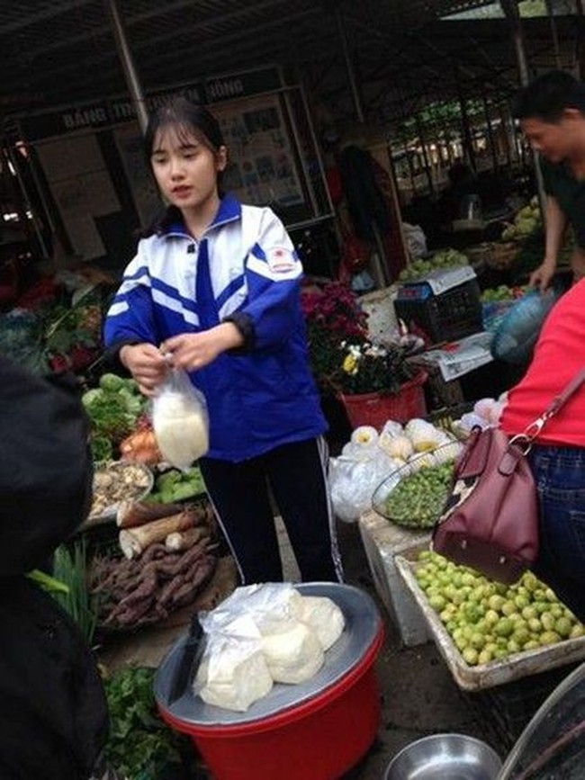 Tran Thanh Thao merupakan gadis SMA berparas cantik yang viral karena berjualan tahu di Lao Cai, Vietnam. Siswa yang terpotret mengenakan seragam sekolah ini rupanya tengah membantu ibunya berjualan tahu. Tak hanya cantik, Tran juga dikenal sebagai siswa yang berprestasi di sekolahnya.Foto: Istimewa