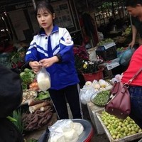 Tran Thanh Thao merupakan gadis SMA berparas cantik yang viral karena berjualan tahu di Lao Cai, Vietnam. Siswa yang terpotret mengenakan seragam sekolah ini rupanya tengah membantu ibunya berjualan tahu. Tak hanya cantik, Tran juga dikenal sebagai siswa yang berprestasi di sekolahnya.Foto: Istimewa