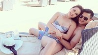 Shandy Aulia tampak happy kala tampil dengan bikini bersama suaminya itu. (Dok. Instagram/shandyaulia)