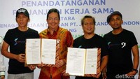 Direktur Kepesertaan BPJS Ketenagakerjaan E Ilyas Lubis (kedua kiri) bersama Bimbim menunjukan naskah kerja sama.