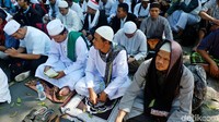 Massa HTI berkumpul di Jalan Sentra Primer Baru Timur.