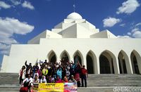 Seusai salat, rombongan berfoto di depan masjid (Wahyu/detikTravel)