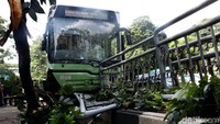 Beberapa pohon dan pembatas jalan roboh.
