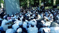 Massa HTI mayoritas memakai pakaian putih lengkap dengan peci.
